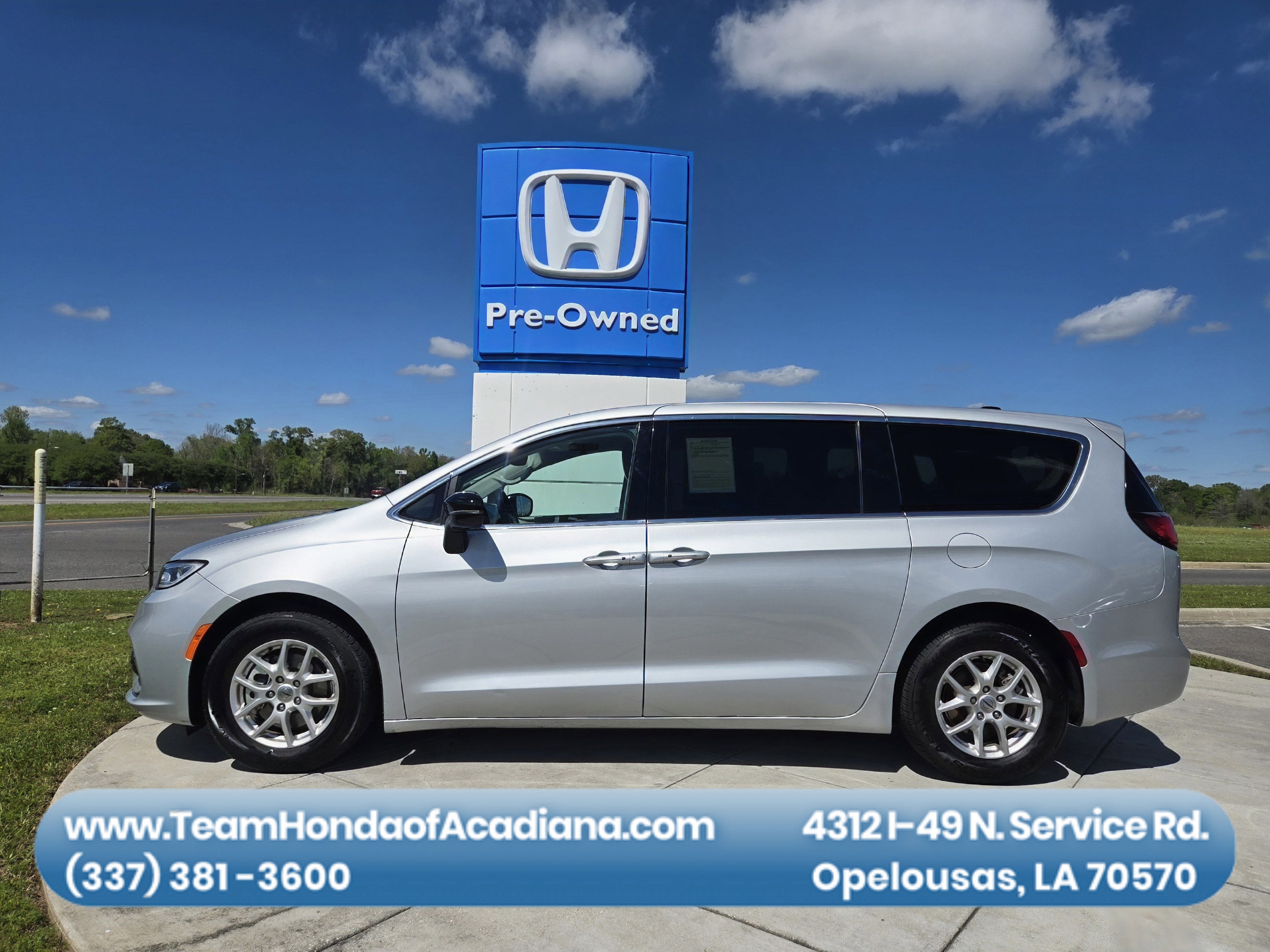 2024 Chrysler Pacifica Touring L's photo